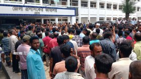 ভোলায় পাঁচ যাত্রী নিয়ে চলাচলের দাবিতে সিএনজি অটোরিকশা চালকদের বিক্ষোভ