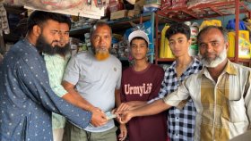রাস্তায় পাওয়া ৪৯ হাজার টাকা মালিককে ফিরিয়ে দিলো দুই কিশোর