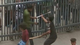 নারায়ণগঞ্জ সিটি করপোরেশন ভবন ঘেরাও করে অটোচালকদের হামলা, আহত ১০