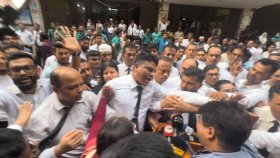 আদালতপাড়ায় সাংবাদিকদের ওপর চড়াও আইনজীবীরা, দেখে নেওয়ার হুমকি