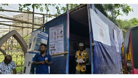 যশোরে পথচারীদের জন্যে বিশ্রাম পানি স্যালাইনের ব্যবস্থা