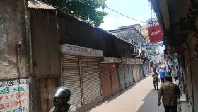 শহরের দোকানপাট বন্ধ রেখে বাগেরহাটে বাণিজ্য মেলার বিরুদ্ধে প্রতিবাদ