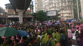 শাহবাগে বৃষ্টিতে ভিজে নার্সিং শিক্ষার্থীদের বিক্ষোভ