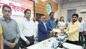 যশোরে জুলাই আন্দোলনে আহতদের দেওয়া হলো অনুদান, তালিকা নিয়ে প্রশ্ন