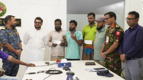 অভিযানে গুঁড়িয়ে দেওয়া তিন রিকশার চালক পেলেন দেড় লাখ টাকা