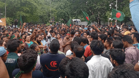 সমবেত কণ্ঠে জাতীয় সংগীত গাইলেন জবির আন্দোলনকারীরা