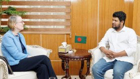 তথ্য উপদেষ্টার সঙ্গে ব্রিটিশ হাইকমিশনারের সাক্ষাৎ