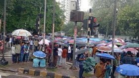 বৃষ্টিতেও উত্তাল জবি শিক্ষার্থীদের আন্দোলন