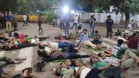 ৩ দফা দাবিতে রাতভর জবি শিক্ষার্থীদের সড়কে অবস্থান