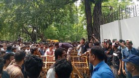 ব্যারিকেড ভেঙে প্রধান উপদেষ্টার বাসভবনের দিকে যাওয়ার চেষ্টা শিক্ষার্থীদের, পুলিশের বাধা