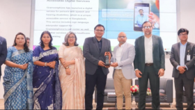 ইশারা ভাষায় গ্রাহক সেবার জন্য সম্মাননা স্মারক পেল গ্রামীণফোন