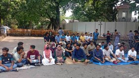 তৃতীয় দিনের মতো যমুনার সামনে জবির আন্দোলনকারীরা
