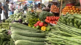 কিছুটা কমলেও এখন চড়া সবজির বাজার