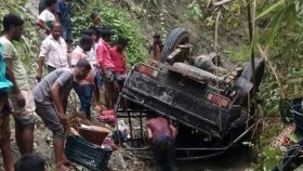 বান্দরবানে চাঁদের গাড়ি খাদে পড়ে প্রাণ গেলো একজনের, আহত ২৩