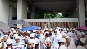 বকেয়া বেতনের দাবিতে মসজিদভিত্তিক শিক্ষা প্রকল্পের কর্মী-শিক্ষকদের অবস্থান কর্মসূচি 