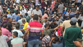 চতুর্থ দিনের মতো নগর ভবনে ইশরাকপন্থিরা, বন্ধ প্রধান ফটক