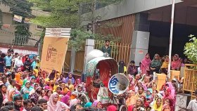 আবারও শ্রম ভবনের সামনে টিএনজেড গ্রুপের শ্রমিকদের অবস্থান