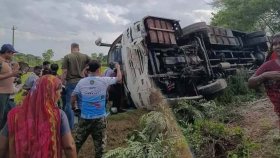 সাতক্ষীরায় ৩৫ জন সাংবাদিকসহ বাস খাদে