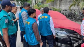 শুল্কমুক্ত সুবিধায় আনা দামি গাড়ি ফেলে রাখা হয় রাস্তায়, দুদকের অভিযান