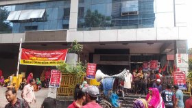 দিনভর শ্রম ভবনে ঢুকতে পারেননি কর্মকর্তারা, দাবি আদায়ে অনড় শ্রমিকরা