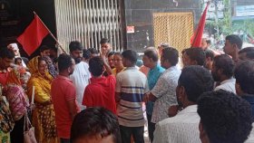 শ্রমিকদের বাধায় শ্রম ভবনে ঢুকতে পারছেন না কর্মকর্তা-কর্মচারীরা