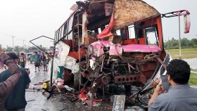 বৃষ্টির মধ্যে দুই বাসের সংঘর্ষ, প্রাণ গেলো ৩ জনের