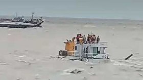 ভাসানচরের কাছে ৯০০ টন পাথর নিয়ে ডু‌বে গে‌লো জাহাজ