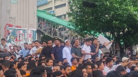 বৃষ্টিতে ভিজেই ছাত্রদলের শাহবাগ অবরোধ
