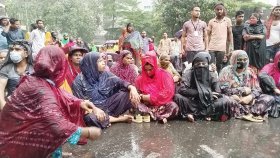 ‘মার্চ টু যমুনা’ কর্মসূচি: বৃষ্টিতে ভিজেও দাবিতে অনড় শ্রমিকরা