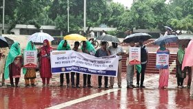 ২৫ ক্যাডারের কর্মকর্তাদের মানববন্ধন কর্মসূচি পালন