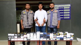 ৩৪৭টি মোবাইল ফোনসহ গ্রেফতার