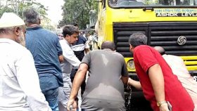 নগরভবনের সামনে আন্দোলনকারীদের পানি সরবরাহ করছে ডিএসসিসি