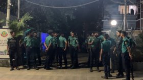 ধানমন্ডিতে মধ্যরাতে বাসার সামনে অবস্থান, আটক ৩