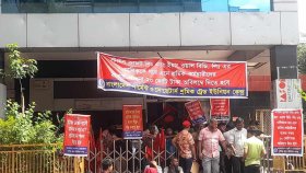আজও শ্রম ভবনের সামনে শ্রমিকরা, দুপুরে ‘মার্চ টু যমুনা’ কর্মসূচি