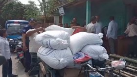 সরকারি চাল কালোবাজারে বিক্রির সময় আ.লীগ নেতা আটক