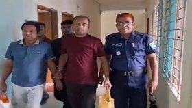 ভারতে যাওয়ার সময় আটক যুবলীগ কেন্দ্রীয় নেতাকে গাইবান্ধার থানায় হস্তান্তর