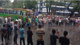 সড়কে যান চলাচল বন্ধ করে দিয়েছেন ইশরাক সমর্থকরা, সীমাহীন দুর্ভোগ