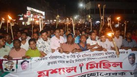 দ্রুত নির্বাচনের দাবিতে যশোরে স্বেচ্ছাসেবক দলের মশাল মিছিল