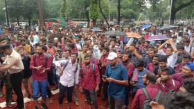 দ্বিতীয় দিনের মতো অবস্থান কর্মসূচিতে পল্লী বিদ্যুৎ কর্মচারীরা