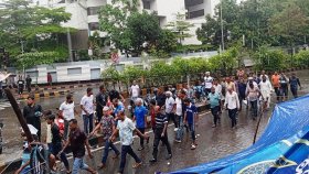 বৃষ্টিতে ভিজে যমুনার সামনে স্লোগান ইশরাক সমর্থকদের
