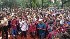 তৃতীয় দিনের মতো শহীদ মিনারে পল্লী বিদ্যুৎ কর্মচারীদের অবস্থান