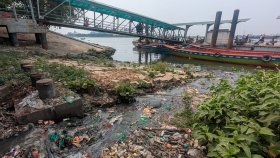 দূষণে ভালো নেই ধলেশ্বরী, পানির রঙ এখন কালো