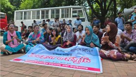 দুই দাবিতে সিনেট ভবনের সামনে ঢাবি বাগছাসের অবস্থান