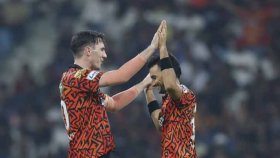 হায়দরাবাদের কাছে হেরে শীর্ষে ওঠা হলো না বেঙ্গালুরুর
