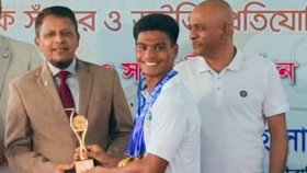 ফুটবলার হওয়ার স্বপ্ন দেখা তন্ময় হলেন সেরা সাঁতারু
