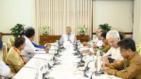 প্রধান উপদেষ্টার সঙ্গে রাজনীতিকদের বৈঠক চলছে