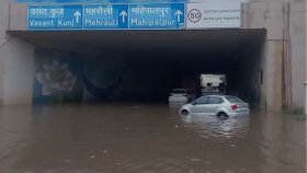 দিল্লিতে ভারী বৃষ্টিতে বিপর্যস্ত জনজীবন