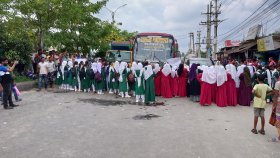 বাসের ধাক্কায় স্কুলশিক্ষার্থী আহত, প্রতিবাদে ঢাকা-ময়মনসিংহ মহাসড়ক অবরোধ