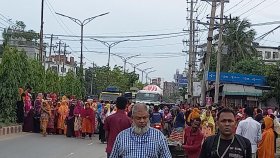 সাভারে বকেয়া বেতনের দাবিতে শ্রমিকদের সড়ক অবরোধ