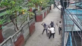 মগবাজারে দিনে-দুপুরে চাপাতি দিয়ে কুপিয়ে যুবকের ব্যাগ ছিনতাইয়ের ভিডিও ভাইরাল